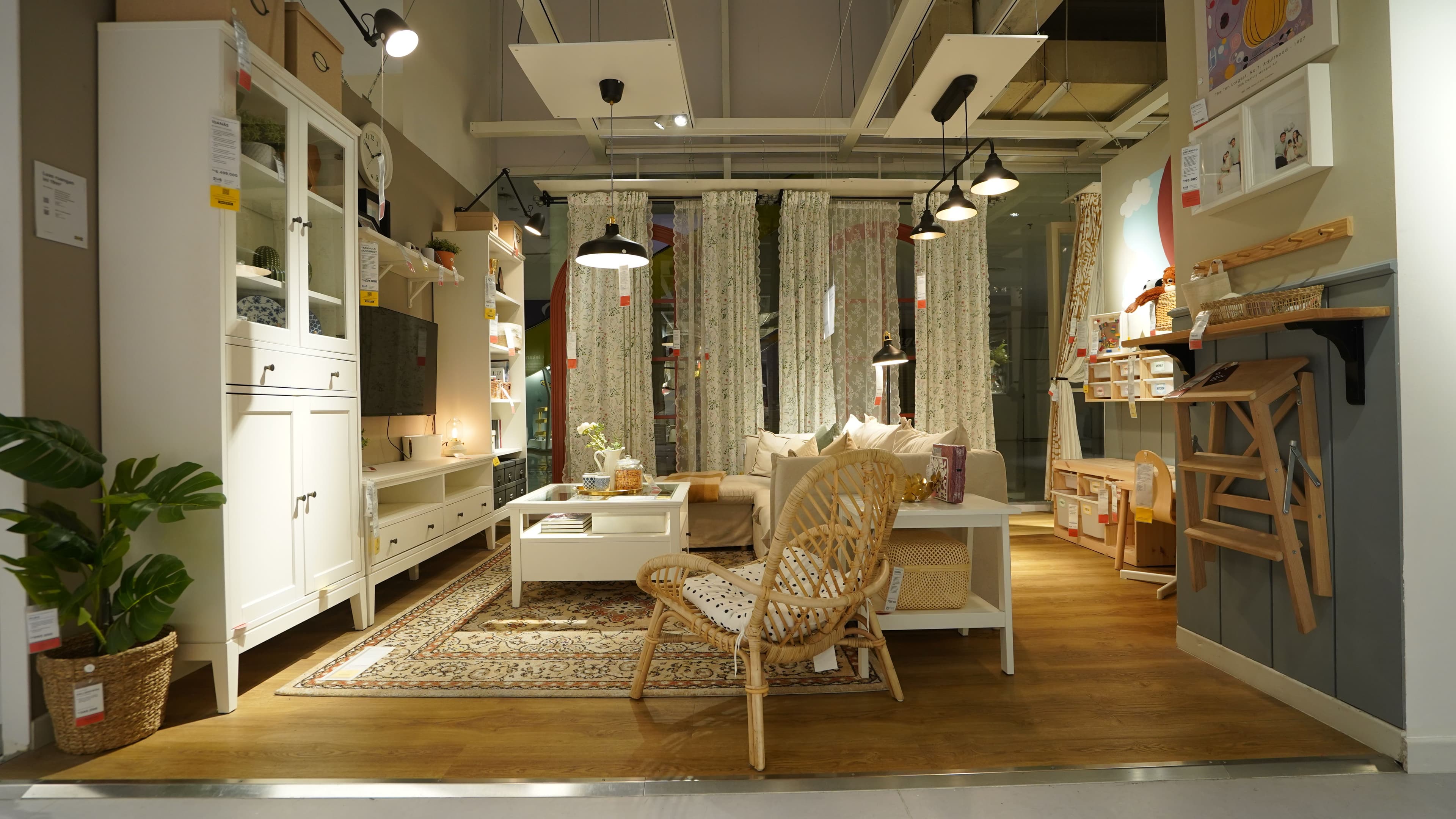 Lantai Vinyl vs Flooring Kayu, Mana yang Lebih Tahan Lama?